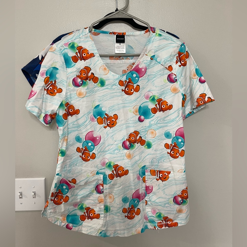 Nemo scrub top